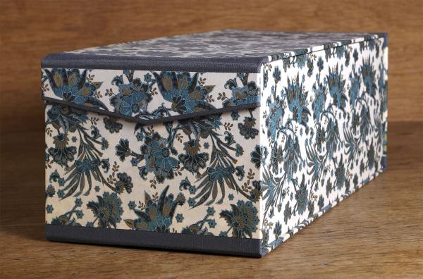 Sturdy and elegant box for pictures in Italian design